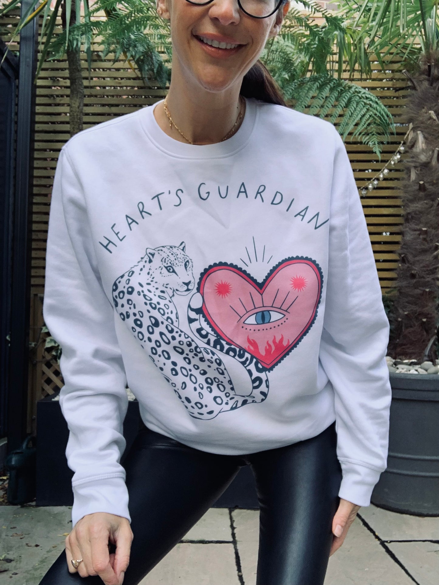 HEART'S GUARDIAN. Organic Sweatshirt - White