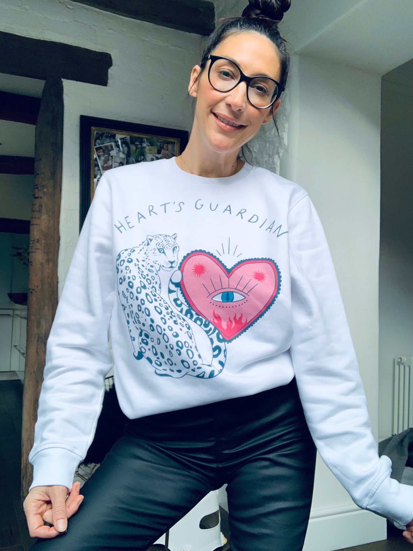 HEART'S GUARDIAN. Organic Sweatshirt - White